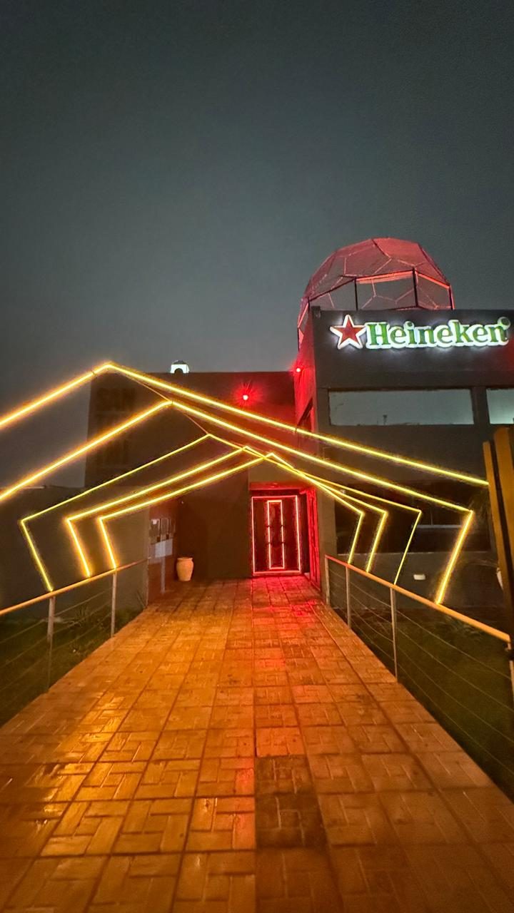 Entrada iluminada de Santorini