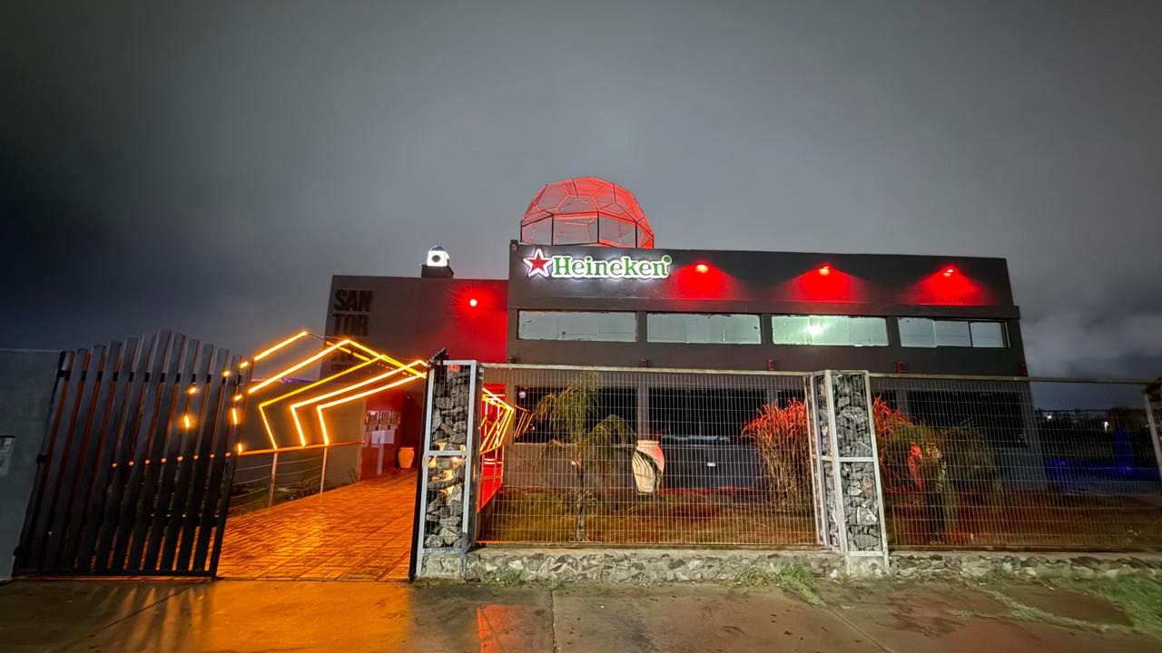 Fachada de Santorini Espacio con el domo